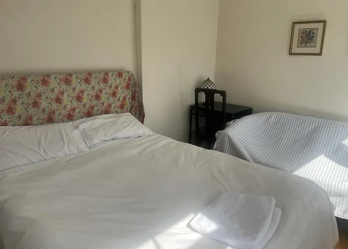 Kew Studios And Rooms