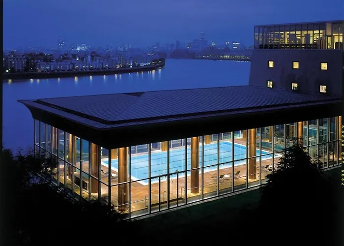 Canary Riverside Plaza
