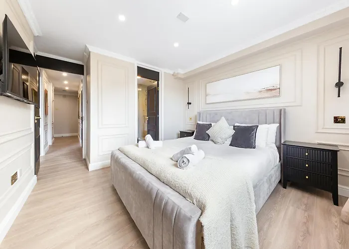 Queensborough s By Hyde Park