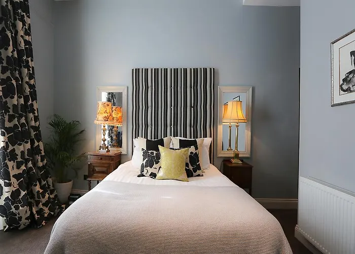 The Crown And Sceptre Hotel London