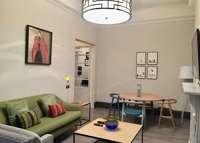 Beautiful 1 Bedroom Ovington Square