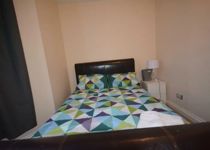 London Zone 2 Three Bedroom Apartment