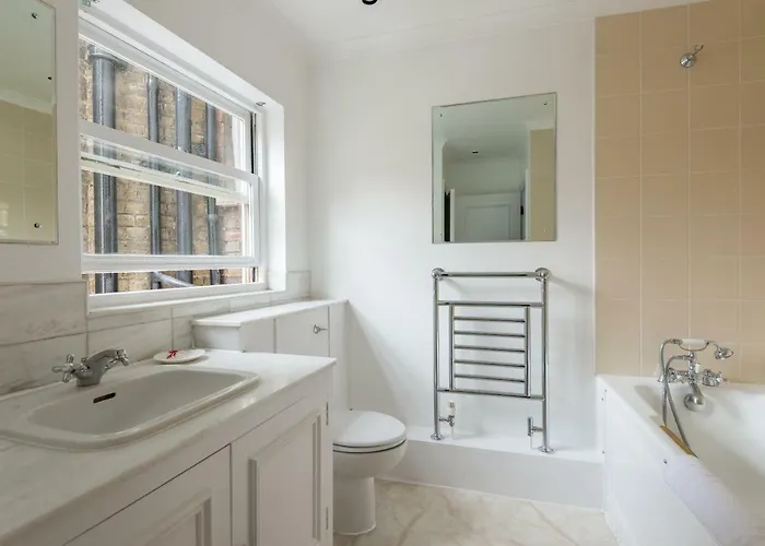One Bedroom High Street Kensington Apartment Londra