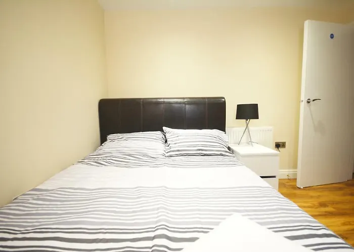 London Modern 4 Bedroom Apartment