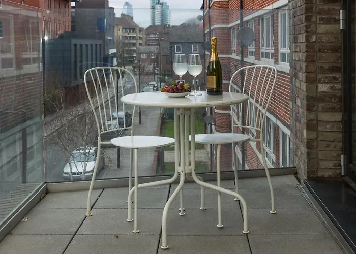 Central Tower Bridge Apartment